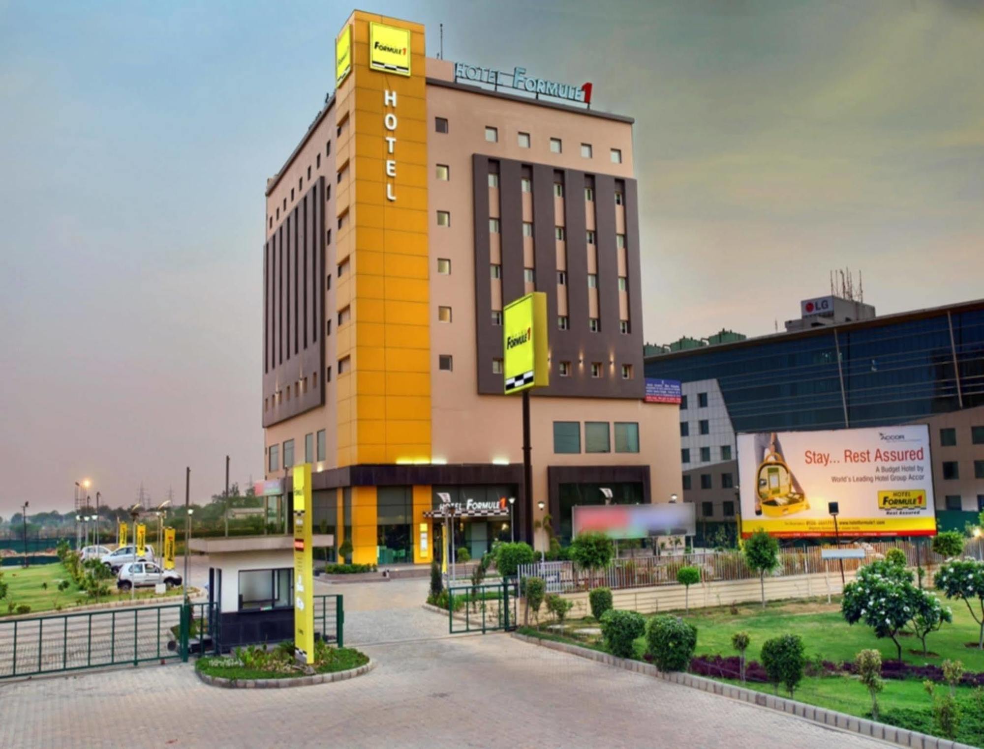 Hotel Caspia Pro Greater Noida Bagian luar foto